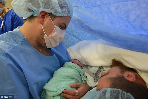 Niềm hạnh phúc khi sinh con của người đàn ông chuyển giới